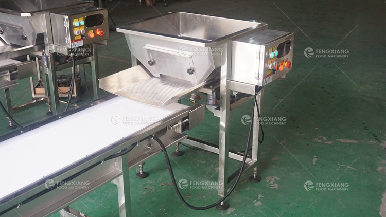 Automatic vibrating feeder conveyor with hopper